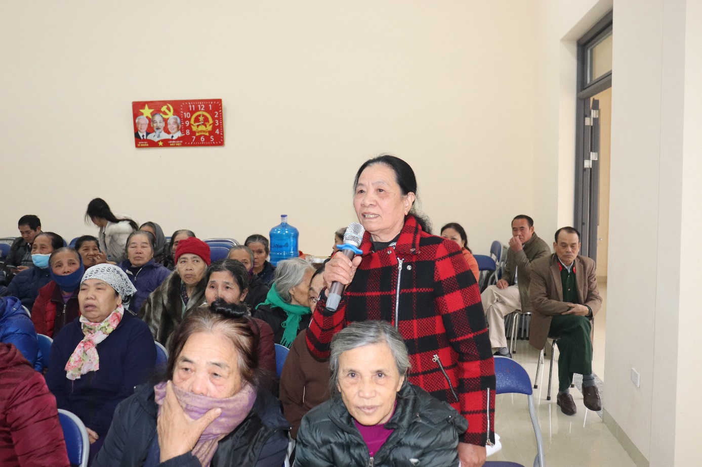 Ảnh có chứa Mặt người, trang phục, người, tường  Nội dung do AI tạo ra có thể không chính xác.