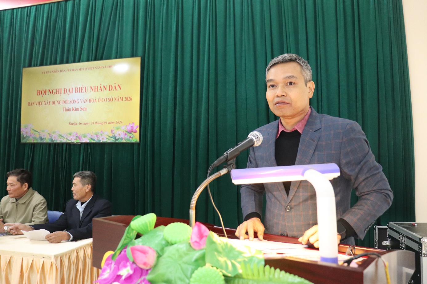 Ảnh có chứa trang phục, Mặt người, người, trong nhà  Nội dung do AI tạo ra có thể không chính xác.