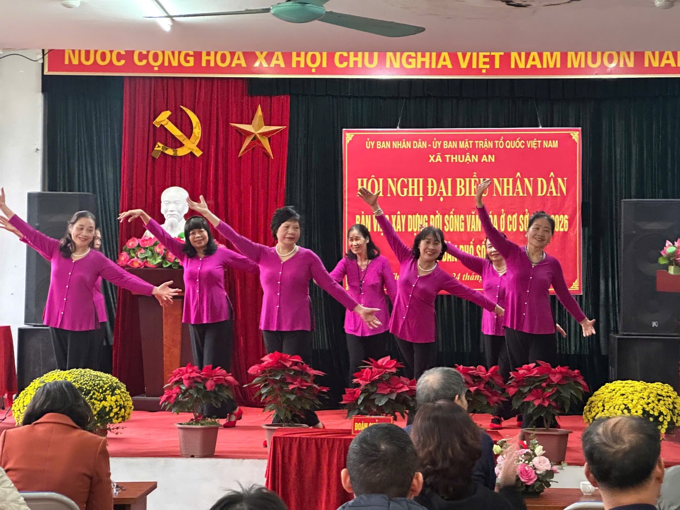 Ảnh có chứa người, trang phục, phụ nữ, trong nhà  Nội dung do AI tạo ra có thể không chính xác.