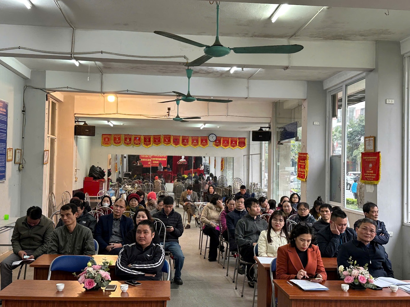 Ảnh có chứa trang phục, người, đồ đạc, hiện trường  Nội dung do AI tạo ra có thể không chính xác.