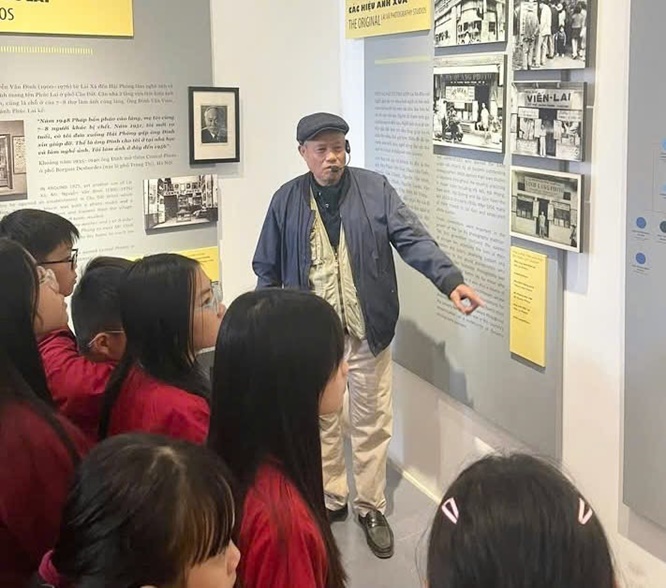 Tự hào truyền thống quê hương qua chuyến tham quan Bảo tàng Nguyễn Văn Huyên và Bảo tàng Nhiếp ảnh Lai Xá- Ảnh 1.