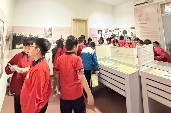 Tự hào truyền thống quê hương qua chuyến tham quan Bảo tàng Nguyễn Văn Huyên và Bảo tàng Nhiếp ảnh Lai Xá- Ảnh 2.