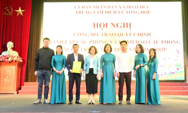 Trung tâm Dịch vụ tổng hợp xã Hoài Đưc tô chưc hôi nghi trao Quyêt đinh thanh lâp cac phong va lanh đao cac phong thuôc Trung tâm- Ảnh 3.