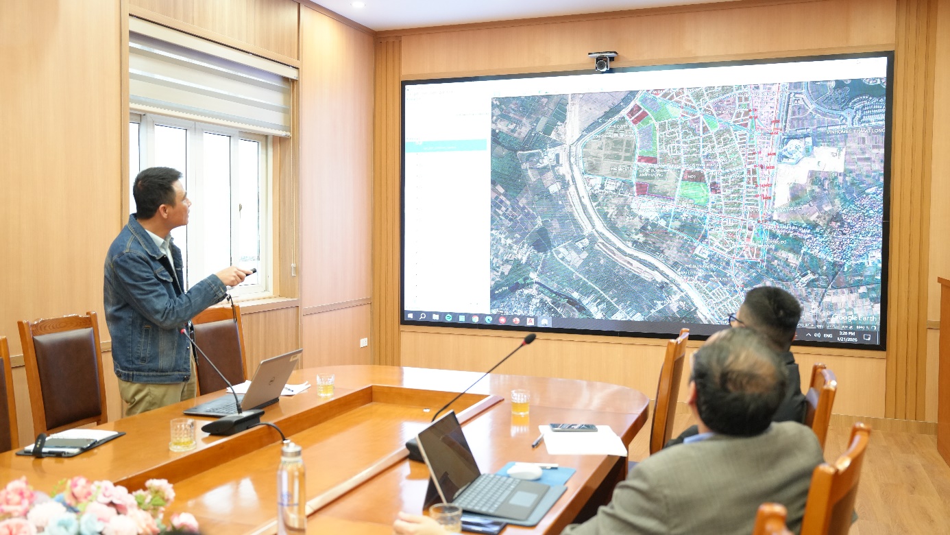 A person giving a presentation to a group of people  AI-generated content may be incorrect.