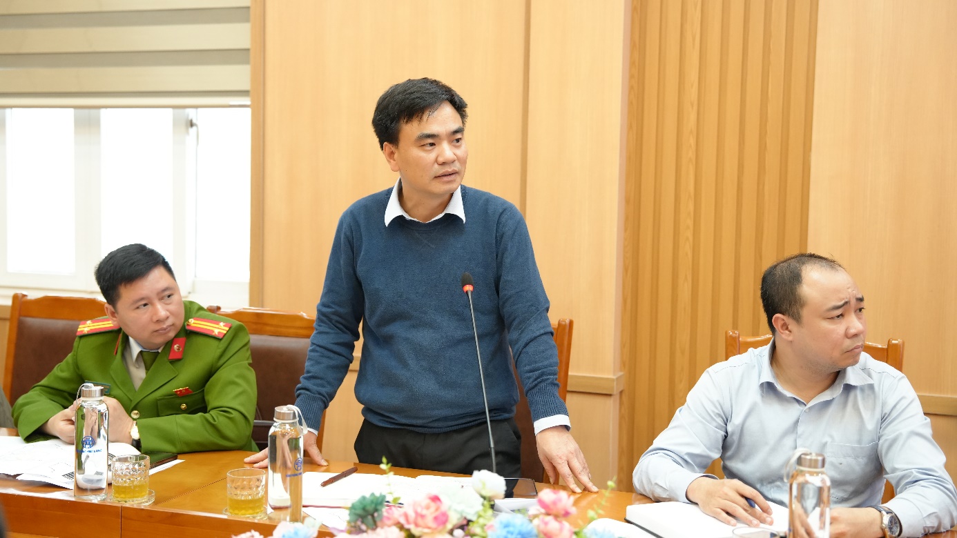 A person standing in front of a microphone  AI-generated content may be incorrect.