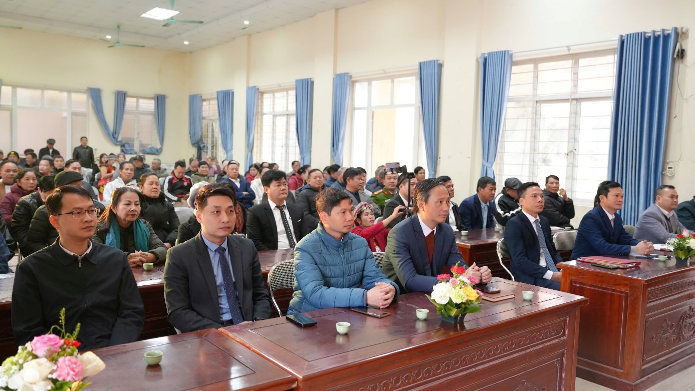 A group of people sitting at tables  AI-generated content may be incorrect.