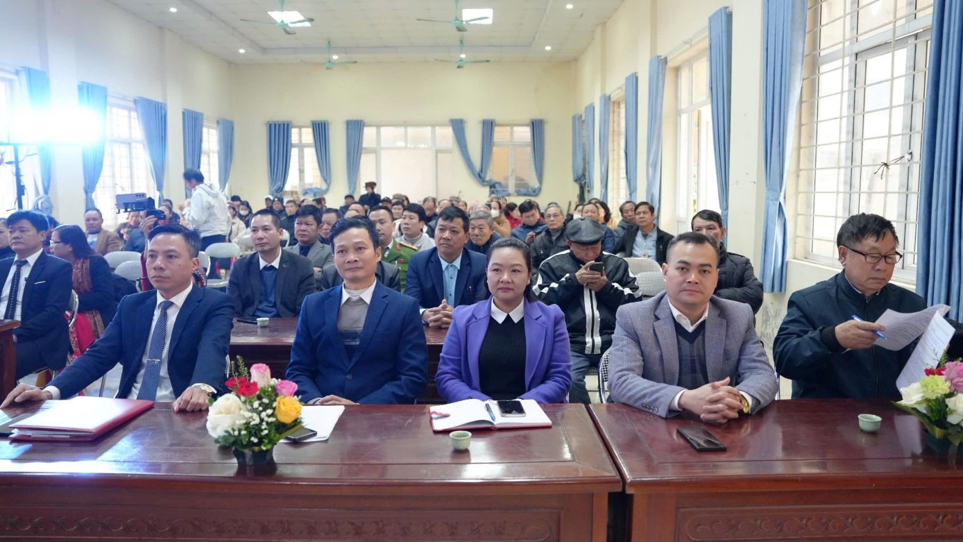 A group of people sitting at tables in a room  AI-generated content may be incorrect.