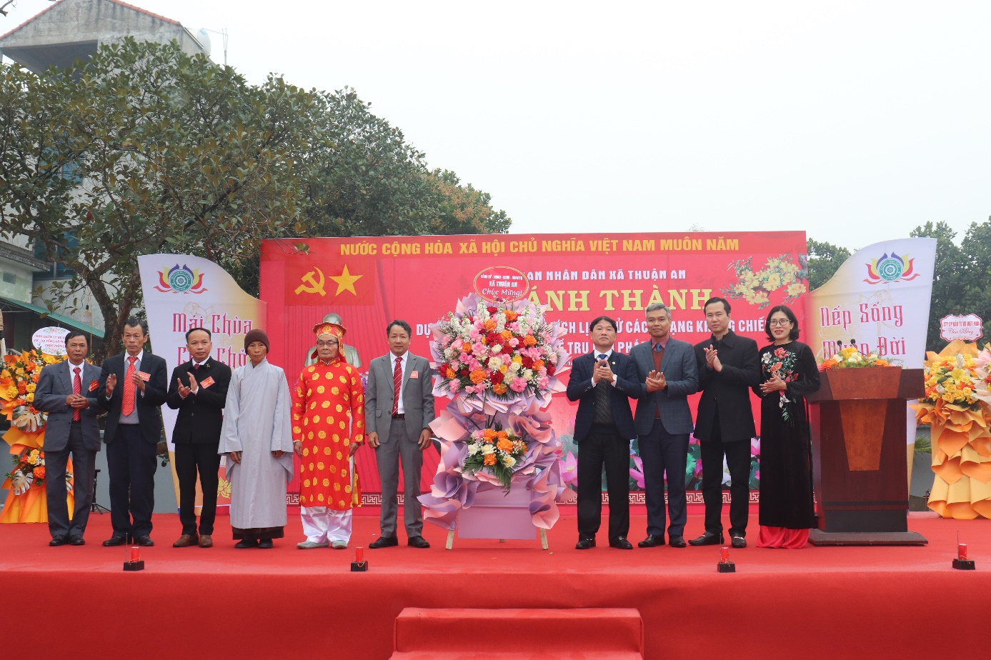 Ảnh có chứa bầu trời, thảm, ngoài trời, người  Nội dung do AI tạo ra có thể không chính xác.