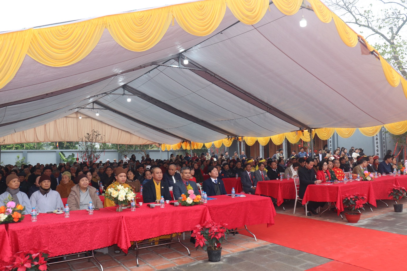 Ảnh có chứa trang phục, lều, bàn, người  Nội dung do AI tạo ra có thể không chính xác.