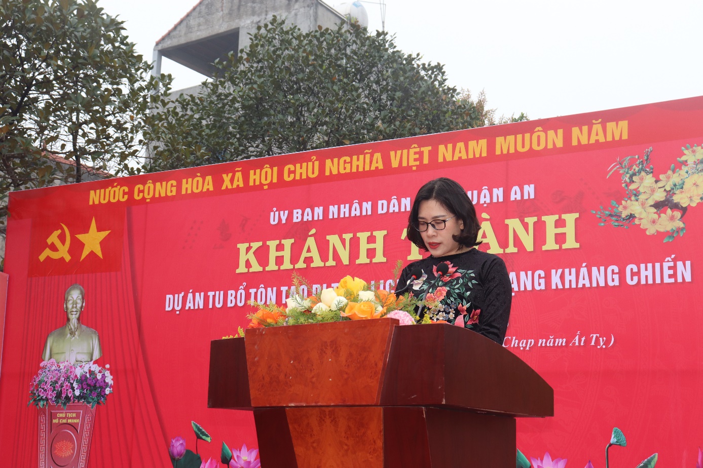 Ảnh có chứa văn bản, trang phục, Mặt người, ngoài trời  Nội dung do AI tạo ra có thể không chính xác.