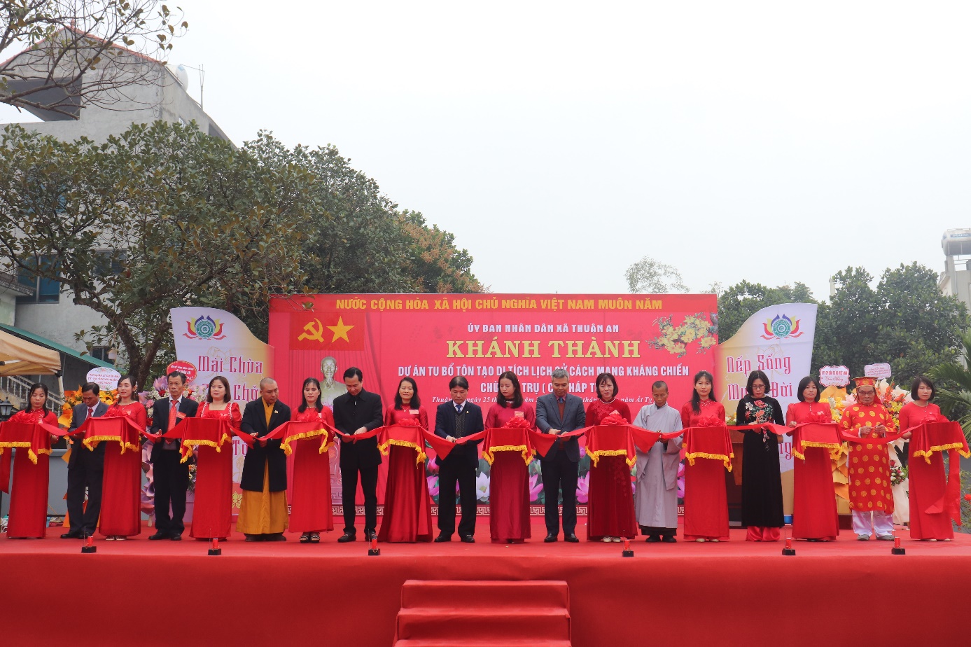 Ảnh có chứa bầu trời, ngoài trời, màu đỏ, người  Nội dung do AI tạo ra có thể không chính xác.