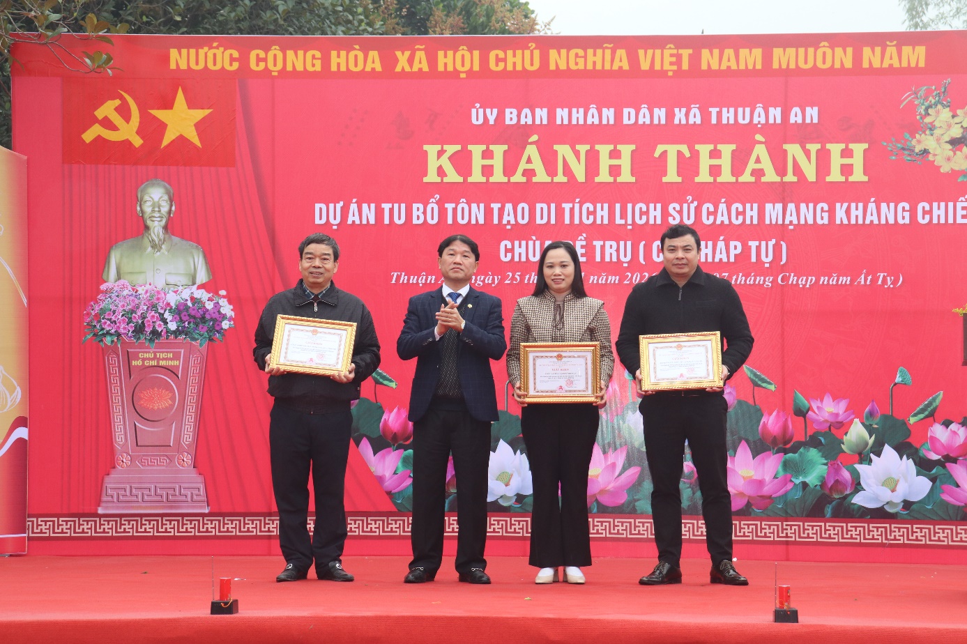 Ảnh có chứa văn bản, trang phục, người, cười  Nội dung do AI tạo ra có thể không chính xác.