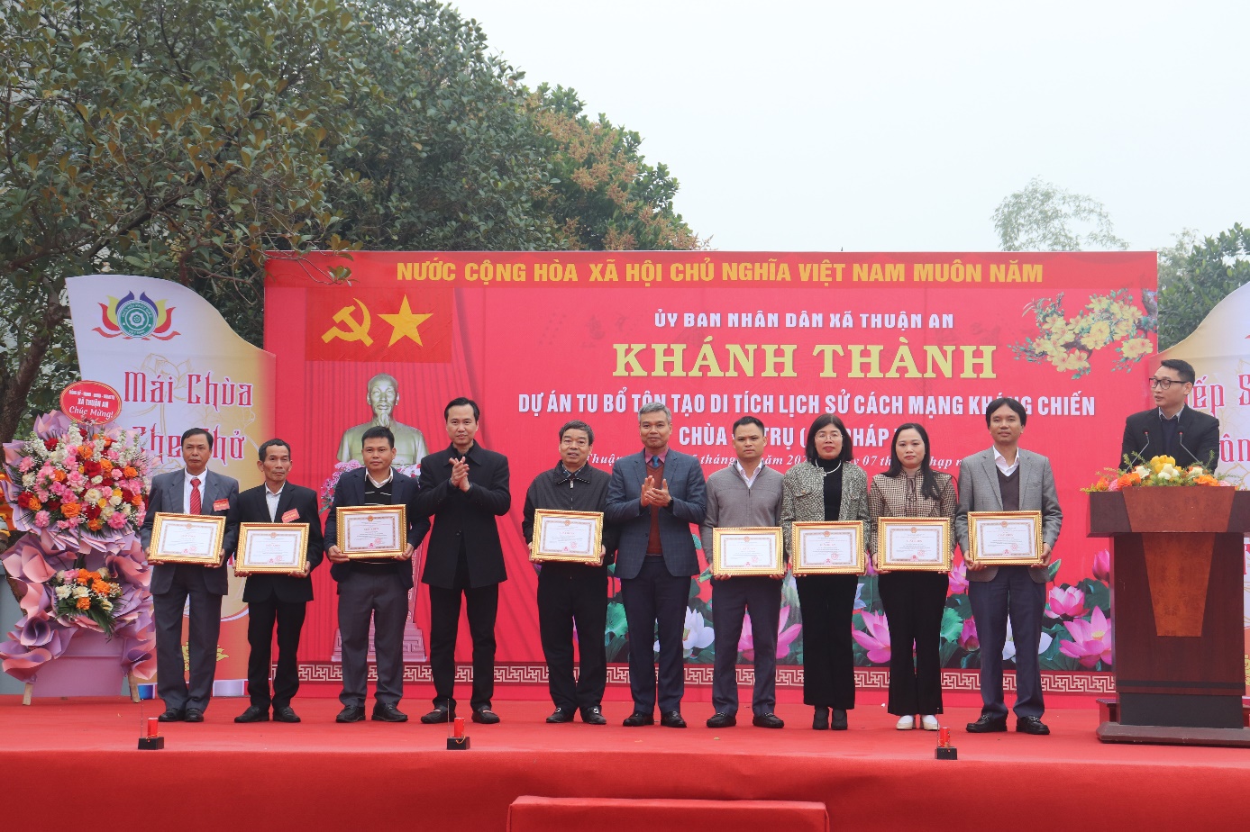 Ảnh có chứa bầu trời, người, trang phục, ngoài trời  Nội dung do AI tạo ra có thể không chính xác.