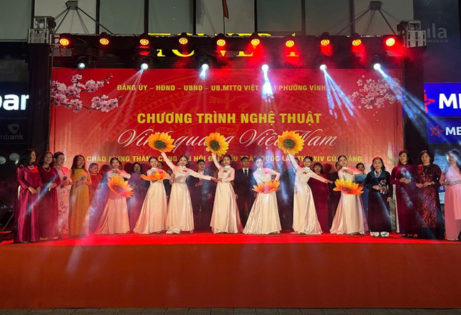 Phường Vĩnh Tuy tổ chức chương trình nghệ thuật “Vinh quang Việt Nam” chào mừng thành công Đại hội đại biểu toàn quốc lần thứ XIV của Đảng - Ảnh 1.