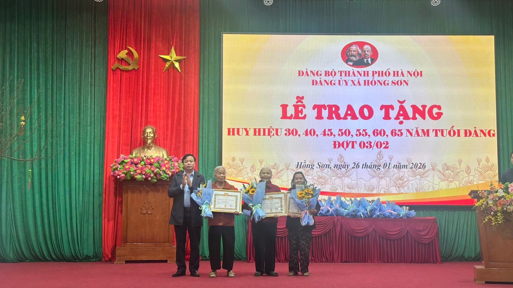 Xã Hồng Sơn có 31 đảng viên được trao tặng huy hiệu Đảng đợt 03/02/2026- Ảnh 1.