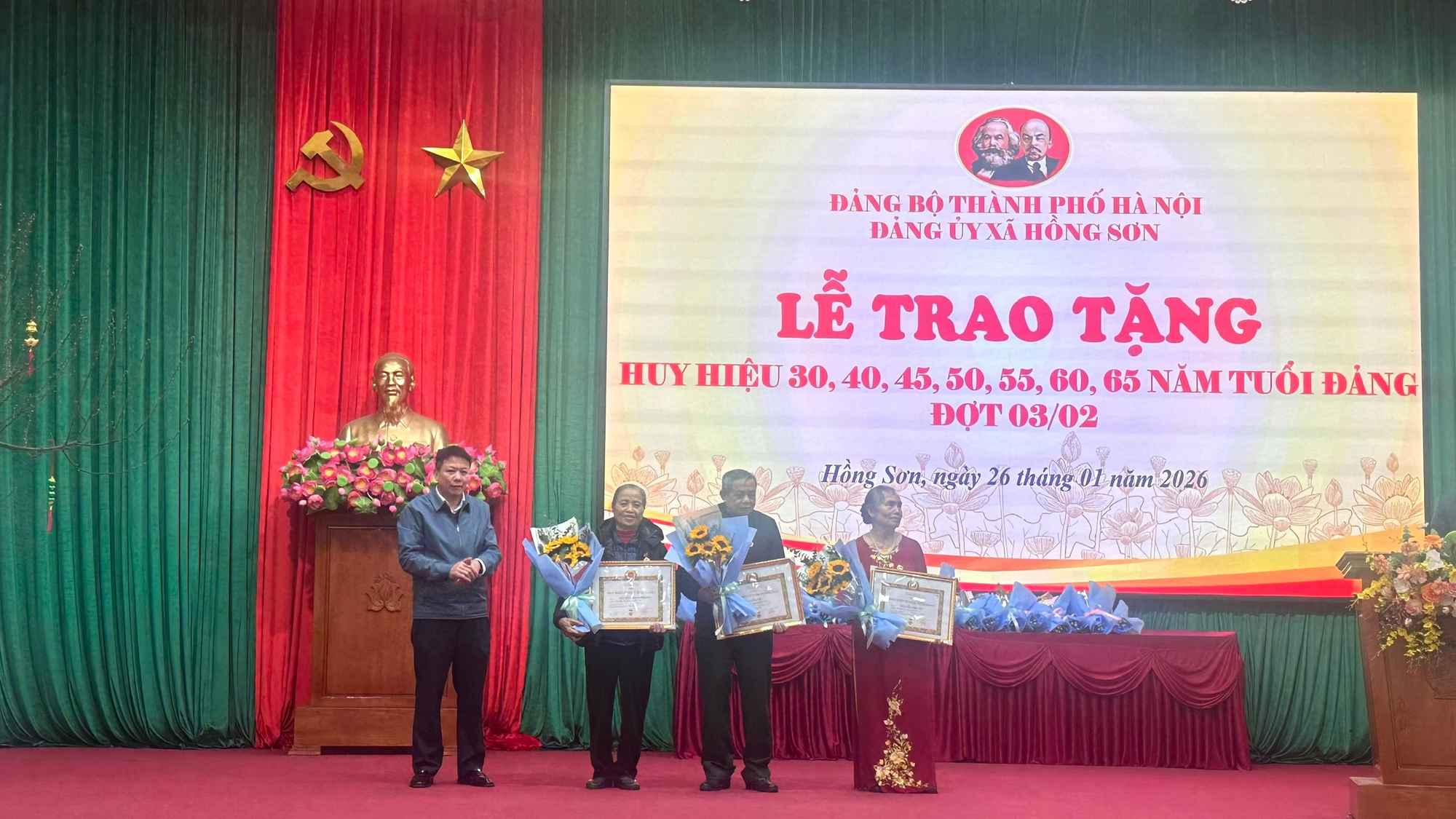 Xã Hồng Sơn có 31 đảng viên được trao tặng huy hiệu Đảng đợt 03/02/2026- Ảnh 2.