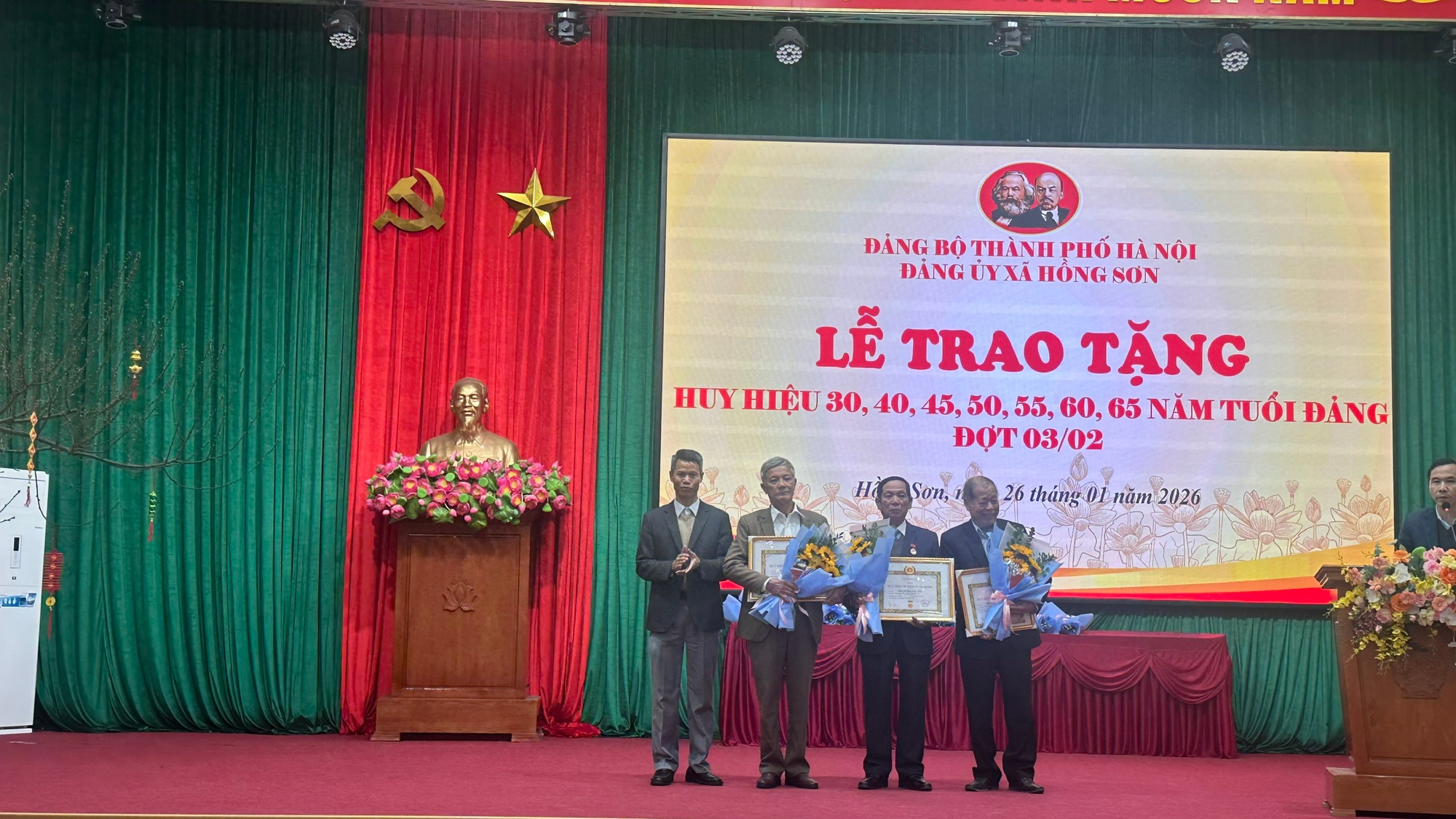 Xã Hồng Sơn có 31 đảng viên được trao tặng huy hiệu Đảng đợt 03/02/2026- Ảnh 3.