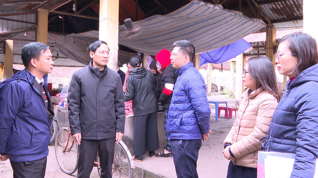 ĐOÀN GIÁM SÁT HĐND XÃ HÁT MÔN GIÁM SÁT CÔNG TÁC QUẢN LÝ THU GIÁ DỊCH VỤ VÀ CHO THUÊ KI-ỐT TẠI CÁC CHỢ- Ảnh 1.