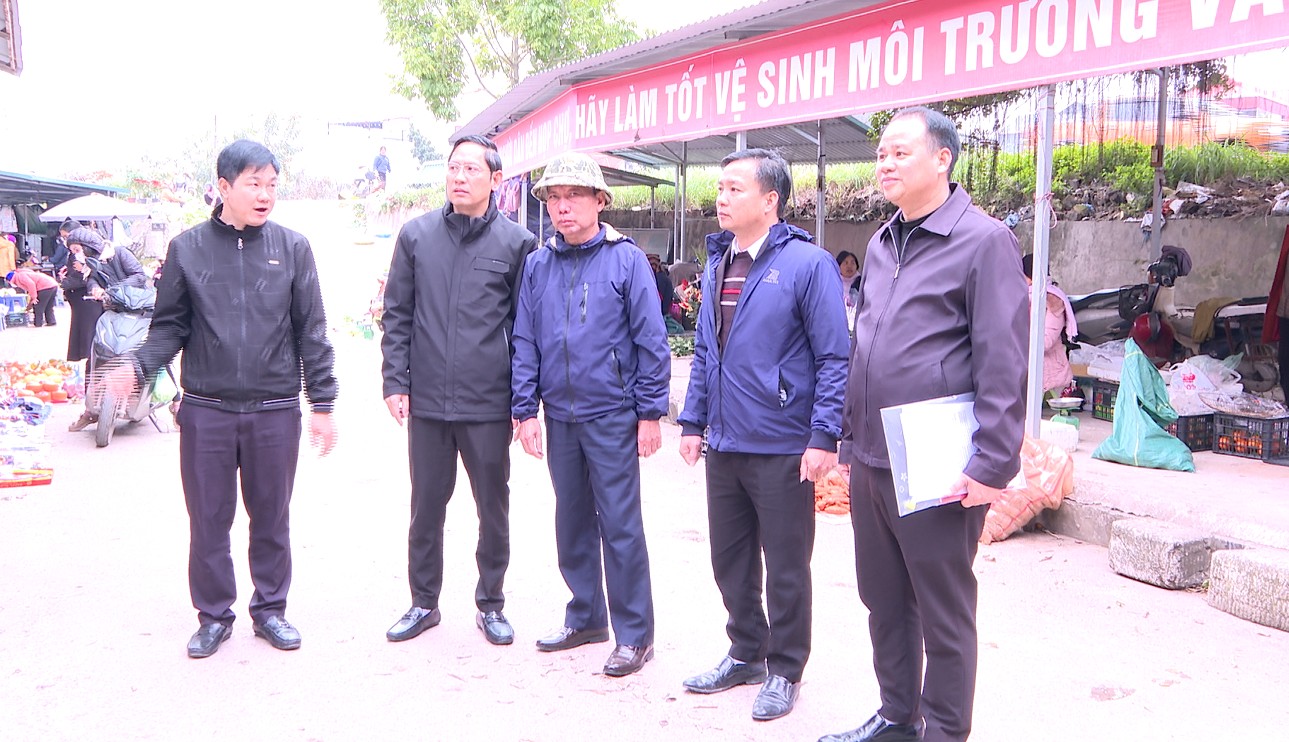 ĐOÀN GIÁM SÁT HĐND XÃ HÁT MÔN GIÁM SÁT CÔNG TÁC QUẢN LÝ THU GIÁ DỊCH VỤ VÀ CHO THUÊ KI-ỐT TẠI CÁC CHỢ- Ảnh 2.