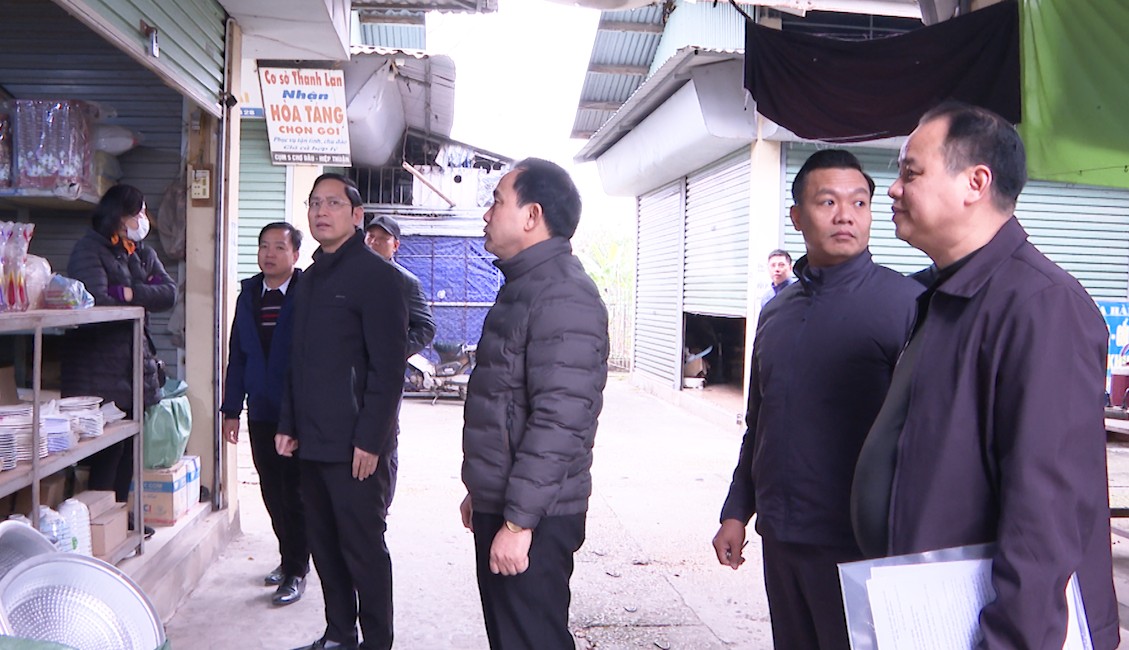 ĐOÀN GIÁM SÁT HĐND XÃ HÁT MÔN GIÁM SÁT CÔNG TÁC QUẢN LÝ THU GIÁ DỊCH VỤ VÀ CHO THUÊ KI-ỐT TẠI CÁC CHỢ- Ảnh 3.