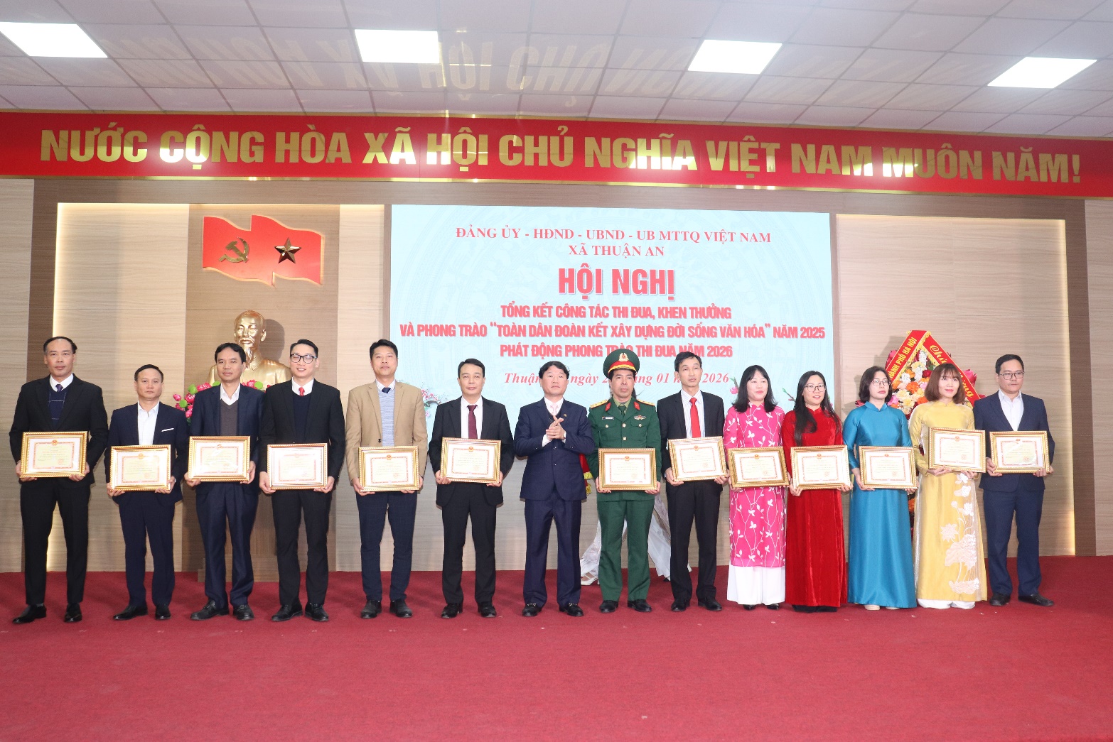 A group of people holding certificates  AI-generated content may be incorrect.