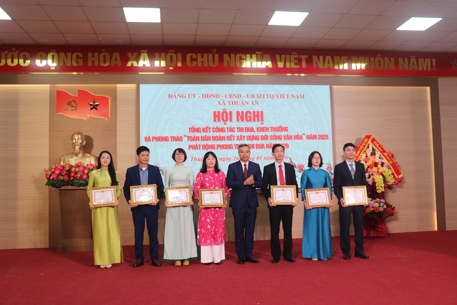 A group of people holding certificates  AI-generated content may be incorrect.