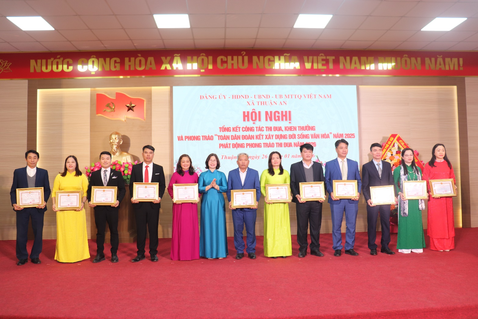 A group of people standing in front of a screen  AI-generated content may be incorrect.