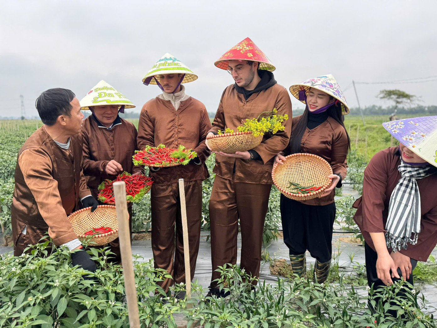 Du khách trải nghiệm cuộc sống của nông dân ven sông- Ảnh 1.