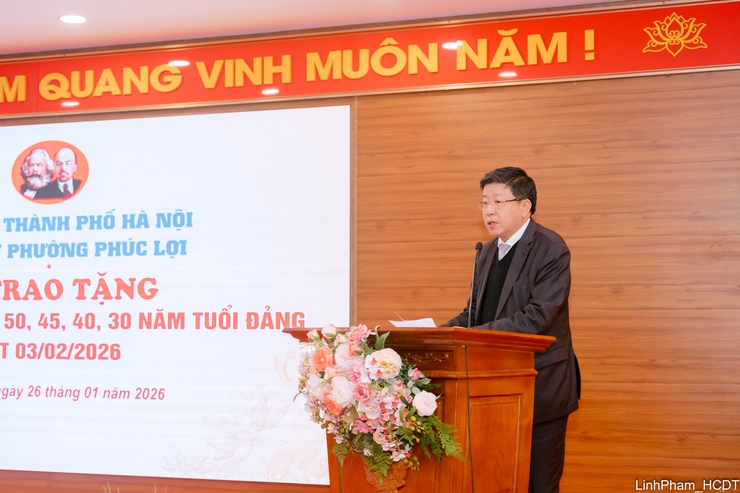 Đảng bộ phường Phúc Lợi trao tặng Huy hiệu Đảng đợt 03/02- Ảnh 2.