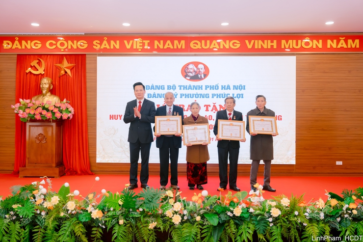 Đảng bộ phường Phúc Lợi trao tặng Huy hiệu Đảng đợt 03/02- Ảnh 4.