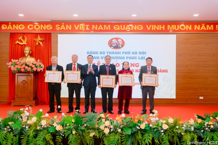 Đảng bộ phường Phúc Lợi trao tặng Huy hiệu Đảng đợt 03/02- Ảnh 5.