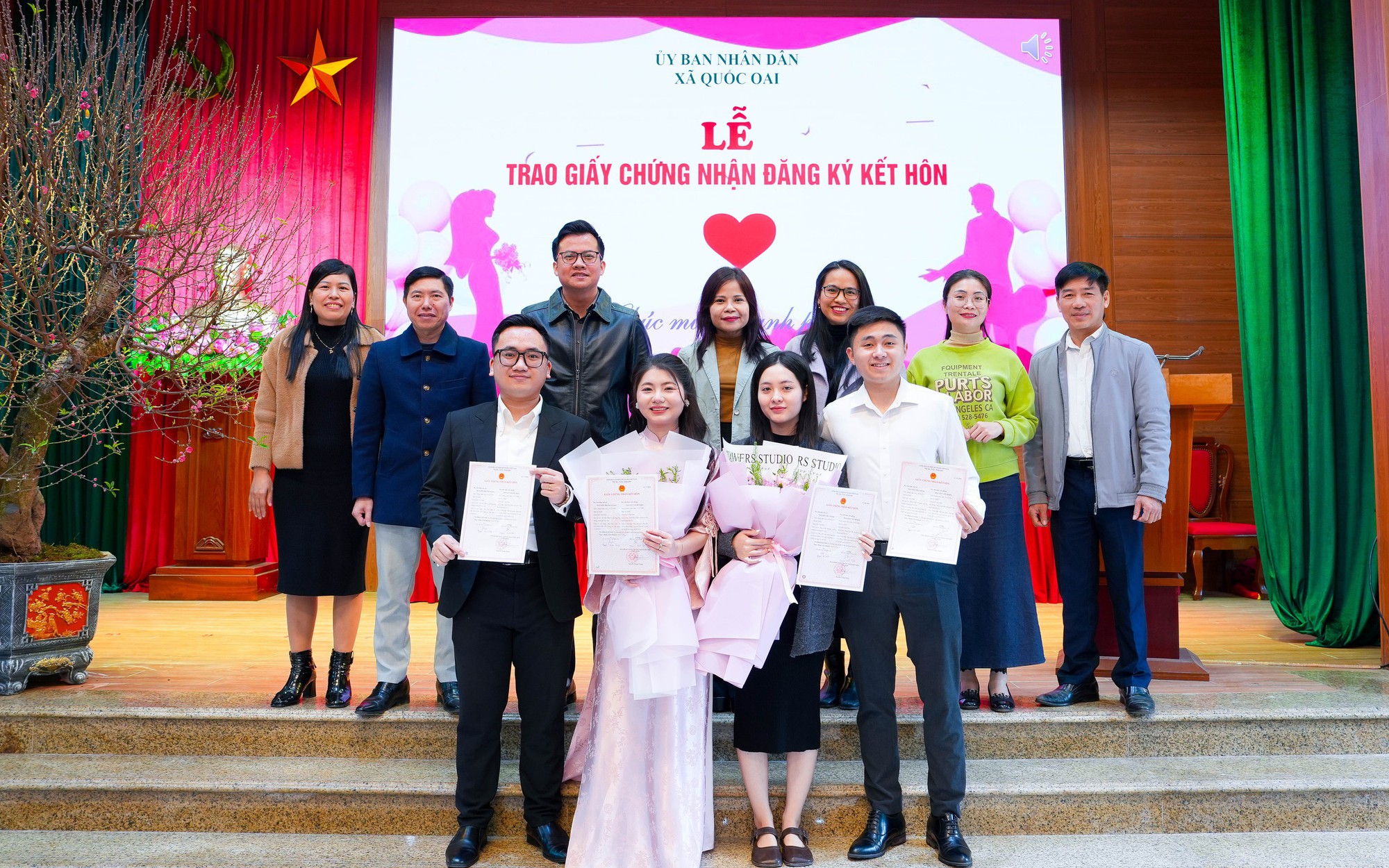 UBND xã Quốc Oai tổ chức Lễ trao Giấy chứng nhận kết hôn trang trọng, ý nghĩa