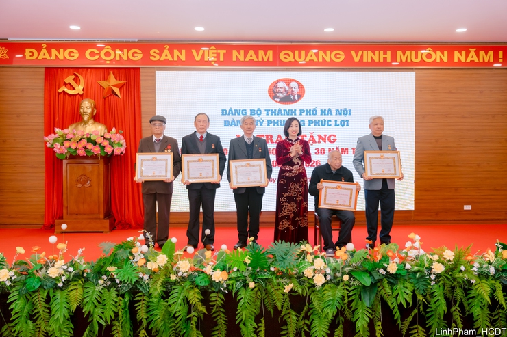 Đảng bộ phường Phúc Lợi trao tặng Huy hiệu Đảng đợt 03/02- Ảnh 6.