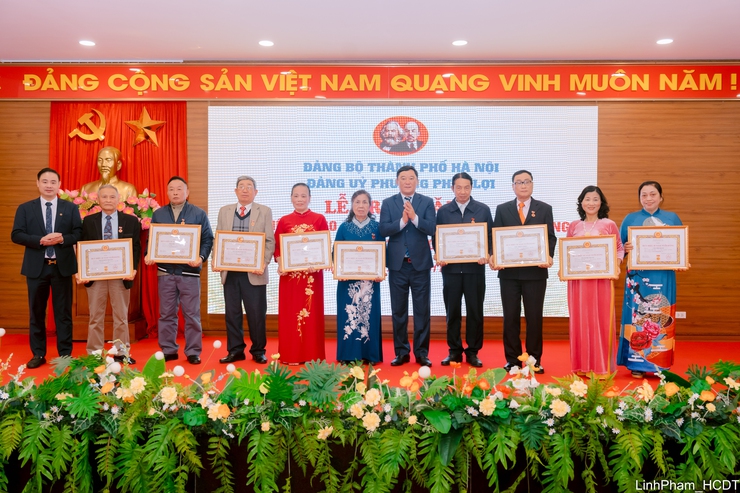 Đảng bộ phường Phúc Lợi trao tặng Huy hiệu Đảng đợt 03/02- Ảnh 7.