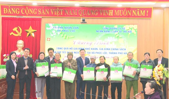 UBND xã tổ chức Hội nghị trao quà Tết cho các hộ gia đình có hoàn cảnh khó khăn, gia đình chính sách- Ảnh 4.