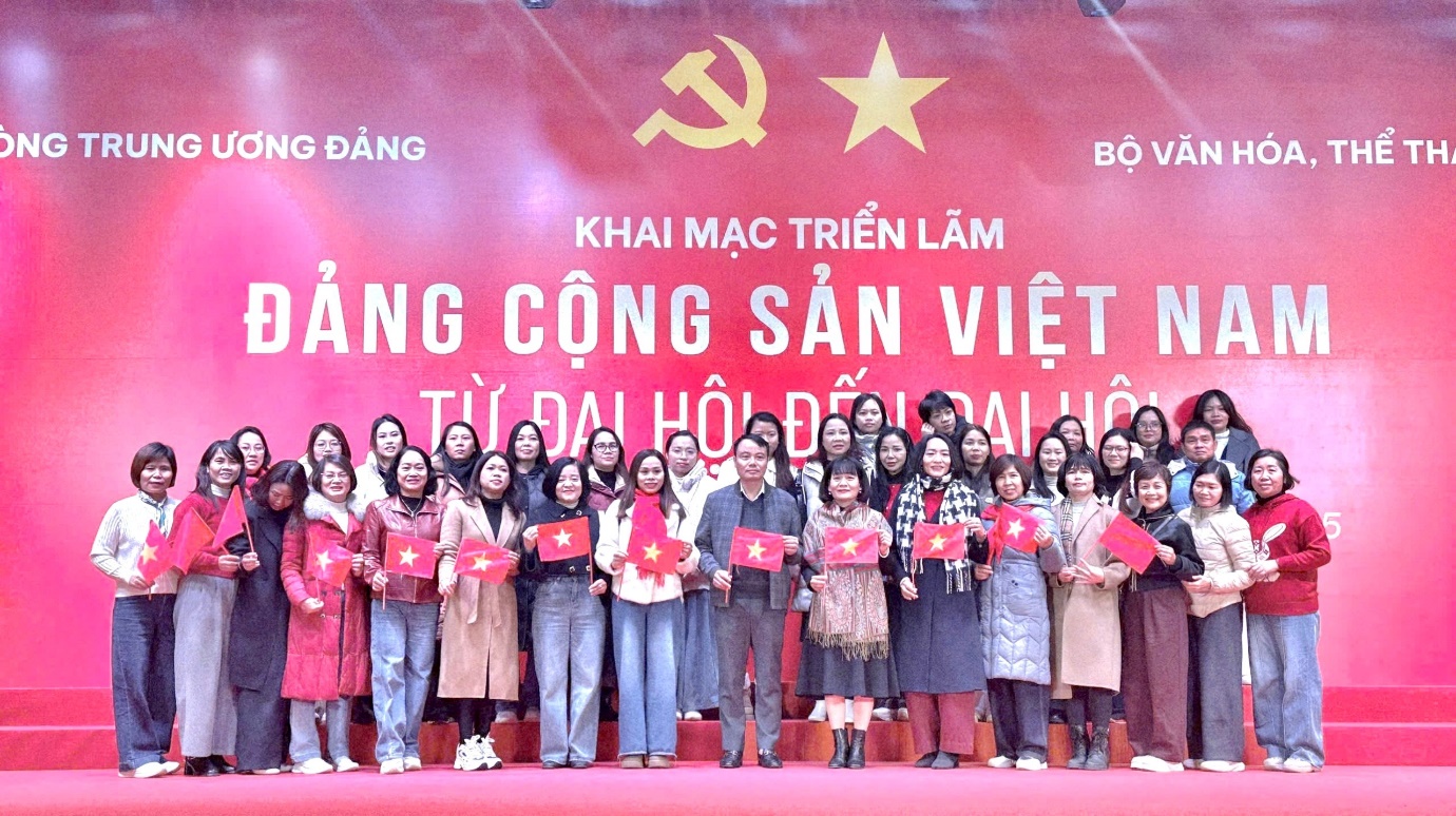 Chi bộ Trường Tiểu học Thanh Xuân Nam tổ chức thành công  sinh hoạt chuyên đề quý I năm 2026:Nâng cao nhận thức và rèn luyện đạo đức của người cán bộ,
đảng viên trong thời kỳ mới"- Ảnh 1.