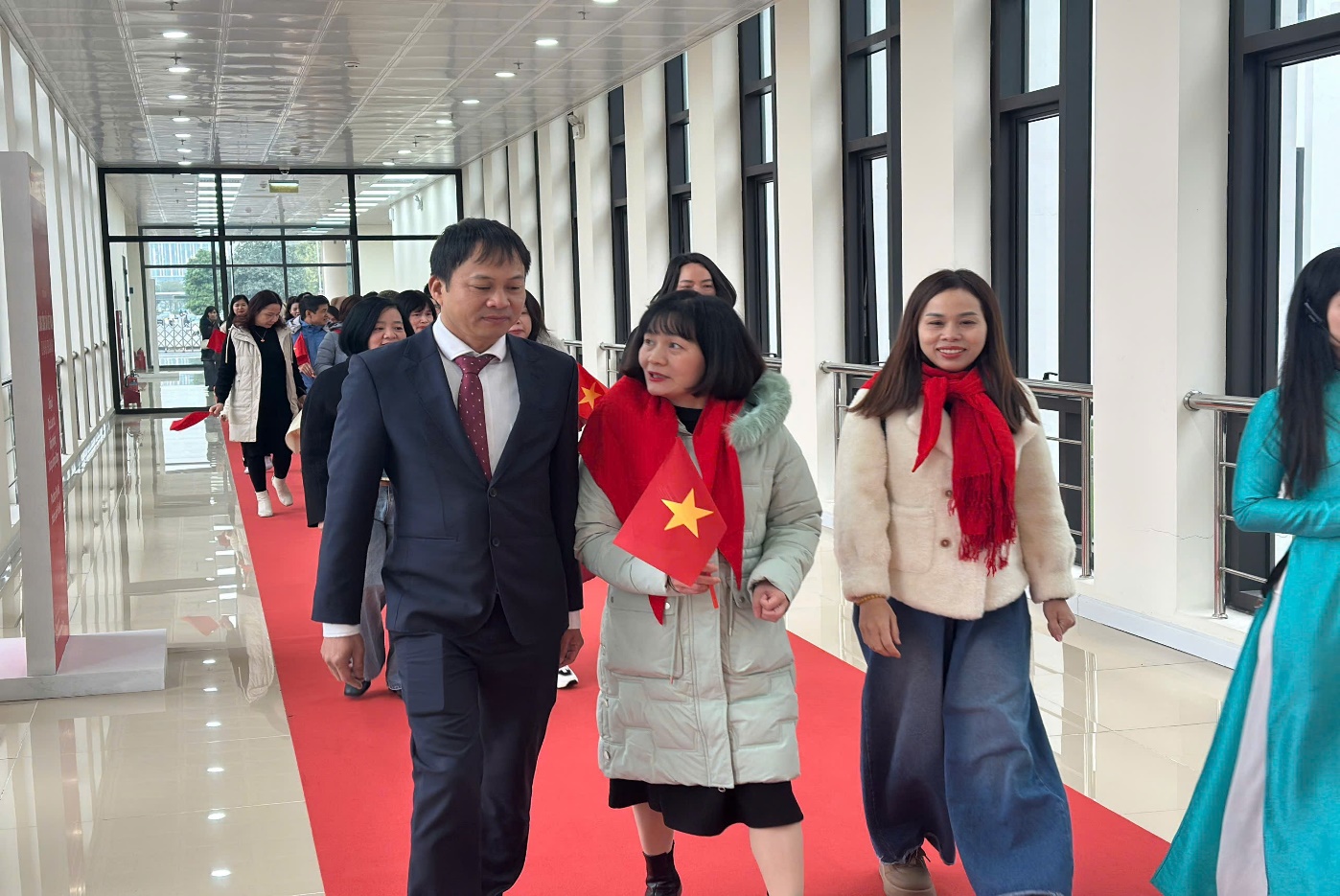 Chi bộ Trường Tiểu học Thanh Xuân Nam tổ chức thành công  sinh hoạt chuyên đề quý I năm 2026:Nâng cao nhận thức và rèn luyện đạo đức của người cán bộ,
đảng viên trong thời kỳ mới"- Ảnh 2.