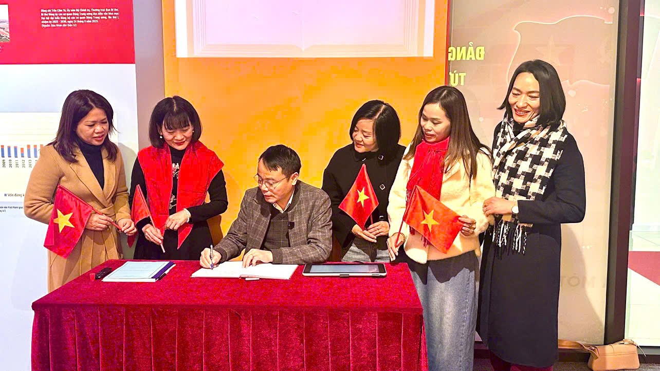 Chi bộ Trường Tiểu học Thanh Xuân Nam tổ chức thành công  sinh hoạt chuyên đề quý I năm 2026:Nâng cao nhận thức và rèn luyện đạo đức của người cán bộ,
đảng viên trong thời kỳ mới"- Ảnh 7.