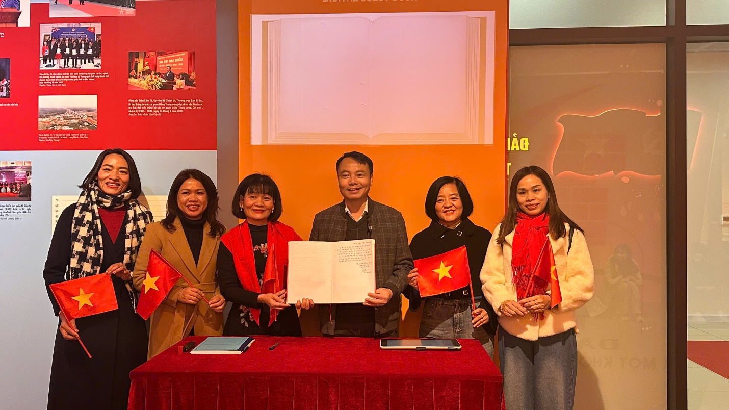 Chi bộ Trường Tiểu học Thanh Xuân Nam tổ chức thành công  sinh hoạt chuyên đề quý I năm 2026:Nâng cao nhận thức và rèn luyện đạo đức của người cán bộ,
đảng viên trong thời kỳ mới"- Ảnh 8.