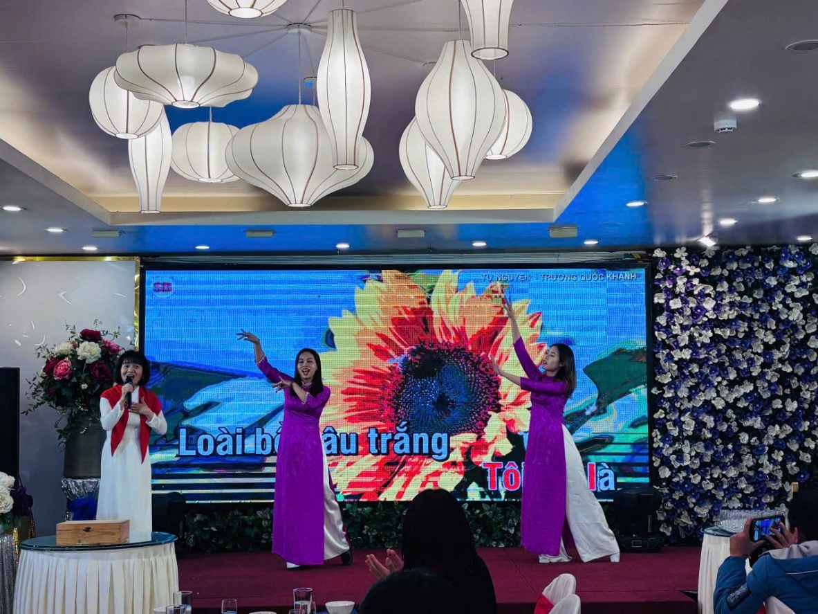 Chi bộ Trường Tiểu học Thanh Xuân Nam tổ chức thành công  sinh hoạt chuyên đề quý I năm 2026:Nâng cao nhận thức và rèn luyện đạo đức của người cán bộ,
đảng viên trong thời kỳ mới"- Ảnh 10.