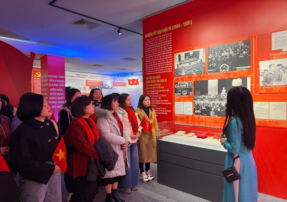 Chi bộ Trường Tiểu học Thanh Xuân Nam tổ chức thành công  sinh hoạt chuyên đề quý I năm 2026:Nâng cao nhận thức và rèn luyện đạo đức của người cán bộ,
đảng viên trong thời kỳ mới"- Ảnh 12.