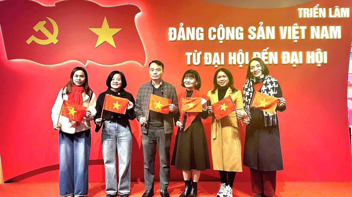 Chi bộ Trường Tiểu học Thanh Xuân Nam tổ chức thành công  sinh hoạt chuyên đề quý I năm 2026:Nâng cao nhận thức và rèn luyện đạo đức của người cán bộ,
đảng viên trong thời kỳ mới"- Ảnh 14.