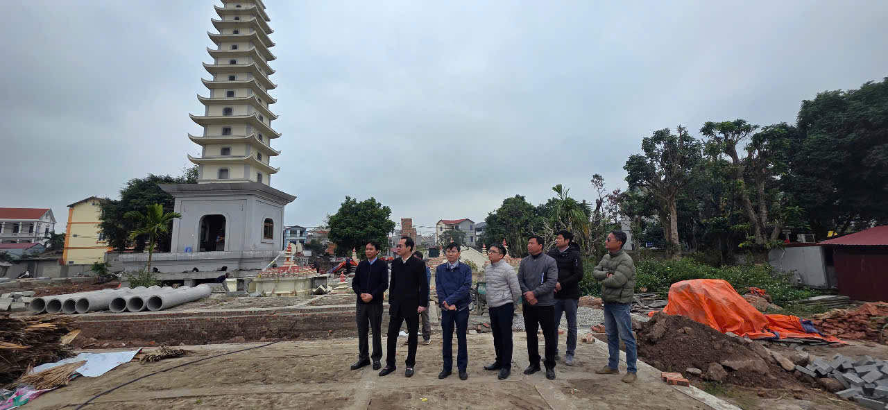 A group of people standing in front of a building  AI-generated content may be incorrect.