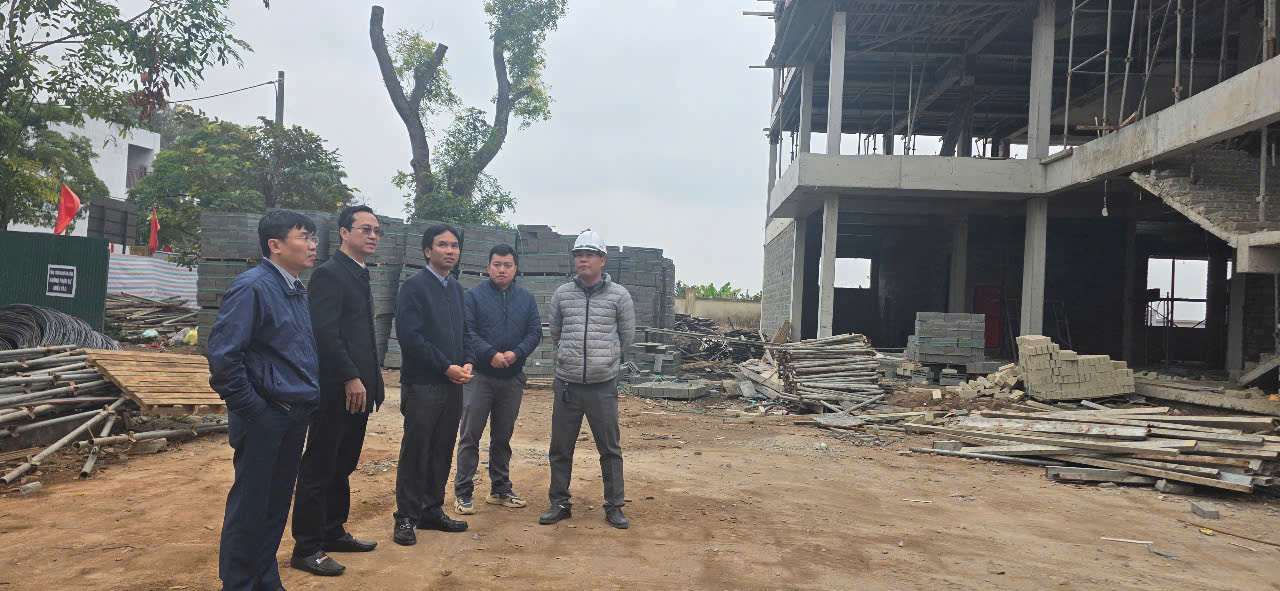 A group of men standing in front of a building  AI-generated content may be incorrect.