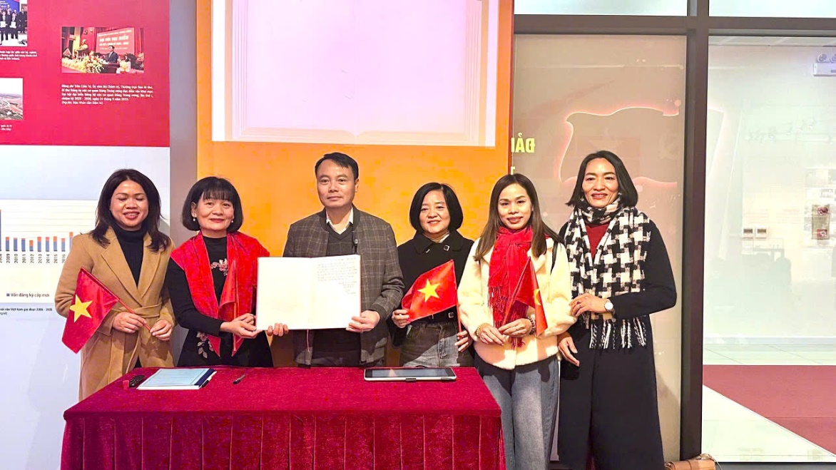 Chi bộ Trường Tiểu học Thanh Xuân Nam tổ chức thành công  sinh hoạt chuyên đề quý I năm 2026:Nâng cao nhận thức và rèn luyện đạo đức của người cán bộ,
đảng viên trong thời kỳ mới"- Ảnh 23.