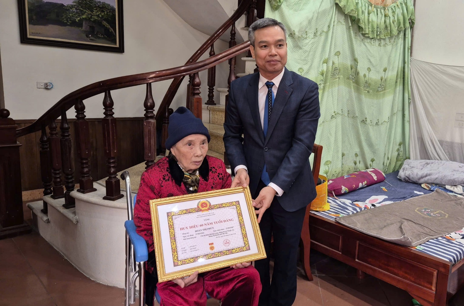 Đồng chí Phó Bí thư Thường trực Đảng ủy xã trao Huy hiệu Đảng tại nhà các đảng viên lão thành đợt 03/2/2026 và tặng quà Tết cho người có công- Ảnh 1.