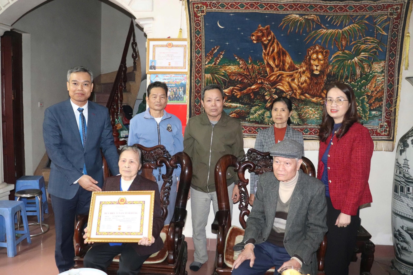 Đồng chí Phó Bí thư Thường trực Đảng ủy xã trao Huy hiệu Đảng tại nhà các đảng viên lão thành đợt 03/2/2026 và tặng quà Tết cho người có công- Ảnh 2.