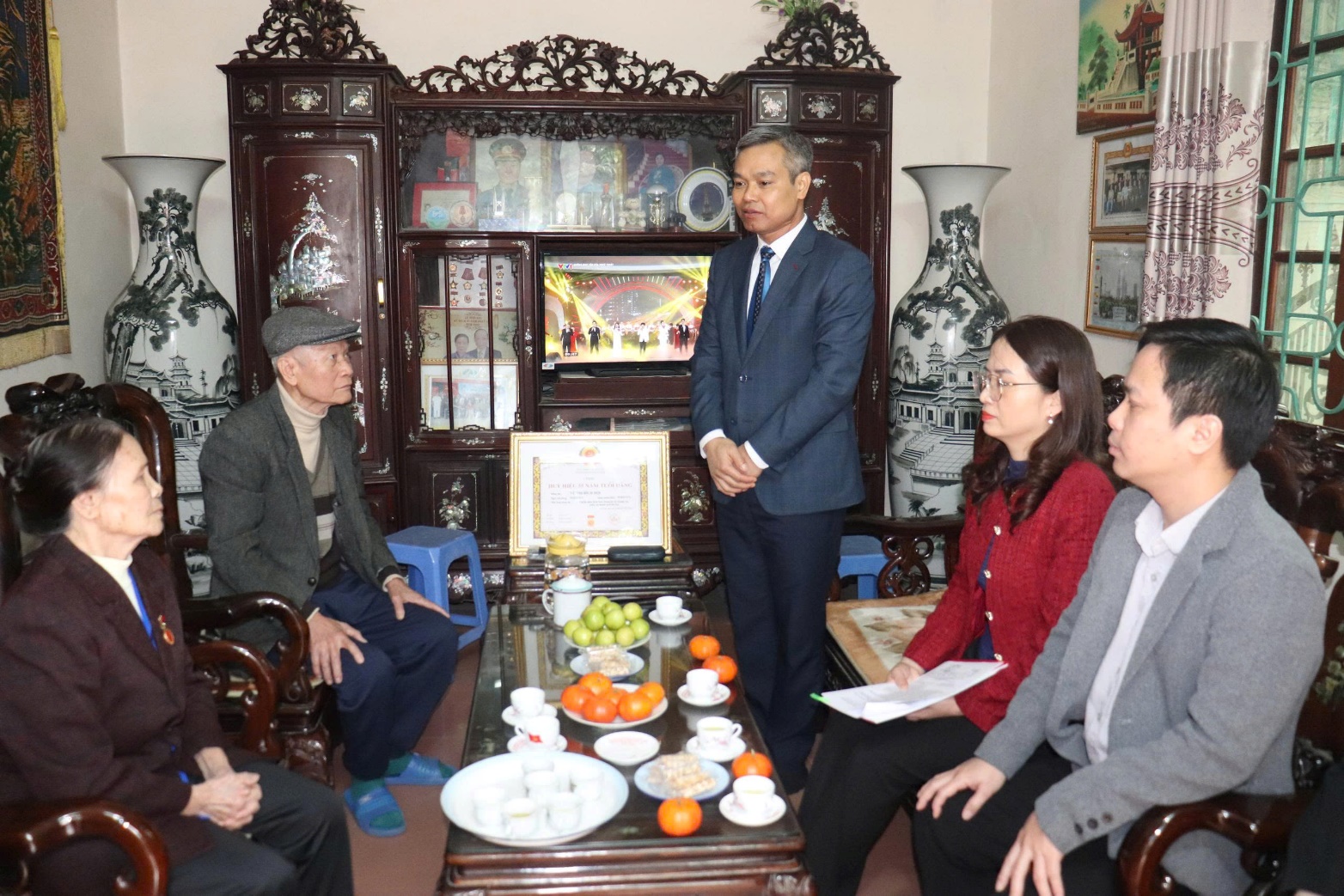 Đồng chí Phó Bí thư Thường trực Đảng ủy xã trao Huy hiệu Đảng tại nhà các đảng viên lão thành đợt 03/2/2026 và tặng quà Tết cho người có công- Ảnh 3.