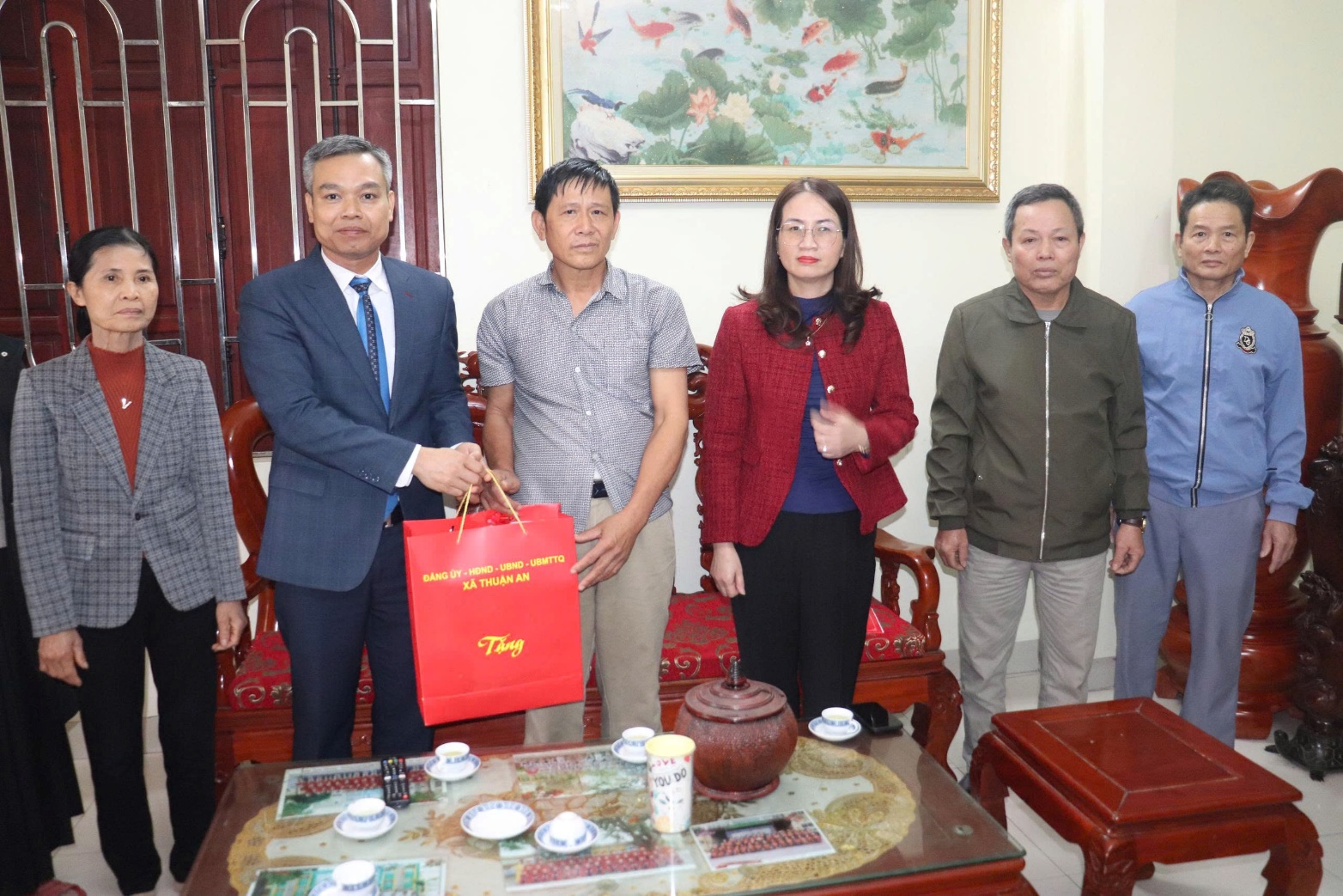 Đồng chí Phó Bí thư Thường trực Đảng ủy xã trao Huy hiệu Đảng tại nhà các đảng viên lão thành đợt 03/2/2026 và tặng quà Tết cho người có công- Ảnh 4.