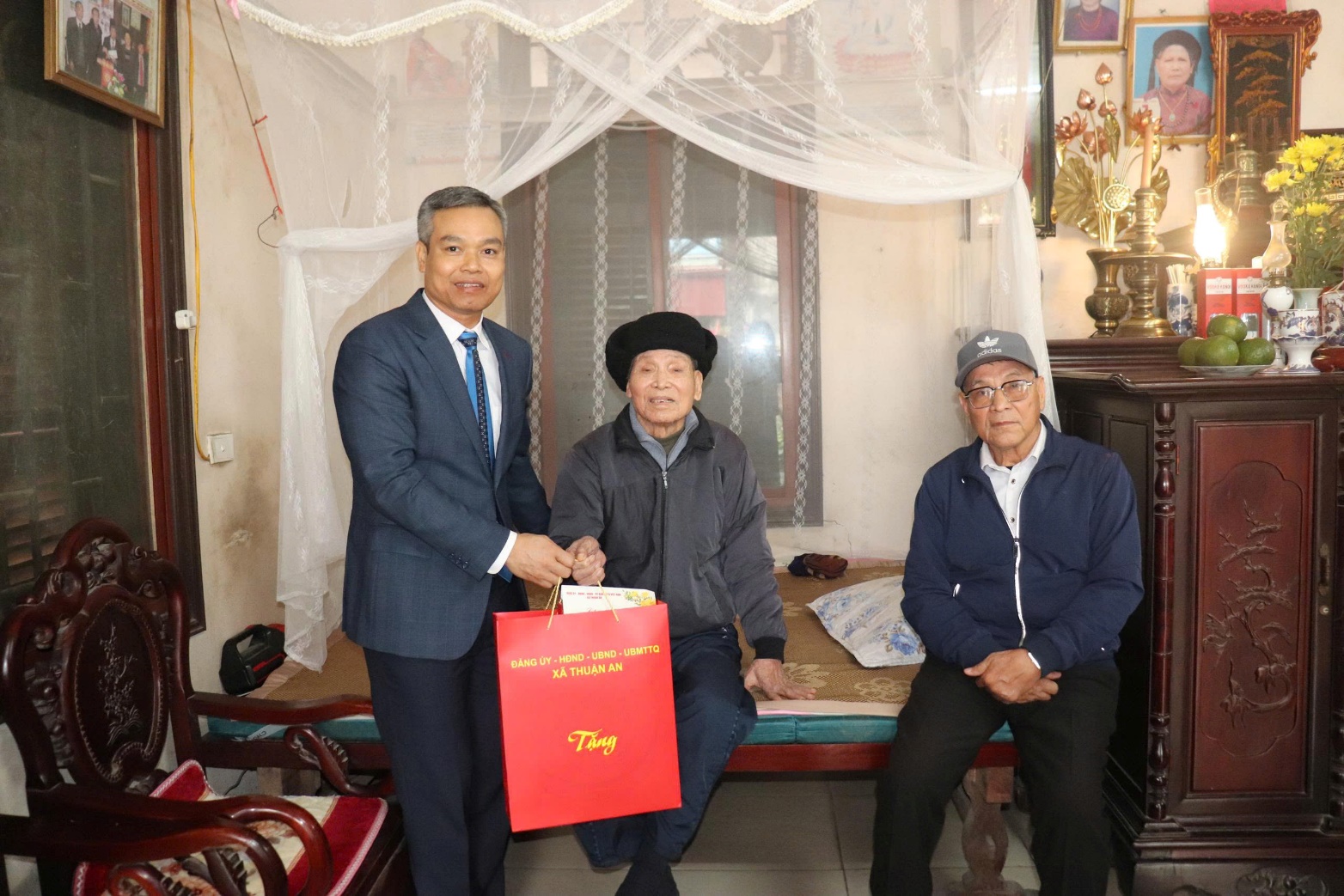 Đồng chí Phó Bí thư Thường trực Đảng ủy xã trao Huy hiệu Đảng tại nhà các đảng viên lão thành đợt 03/2/2026 và tặng quà Tết cho người có công- Ảnh 5.